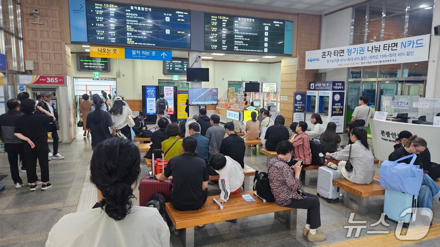 연휴 첫날인 3일 정오께 전주역이 귀성객들로 북적이고 있다. 2025.10.3/뉴스1 신준수 기자