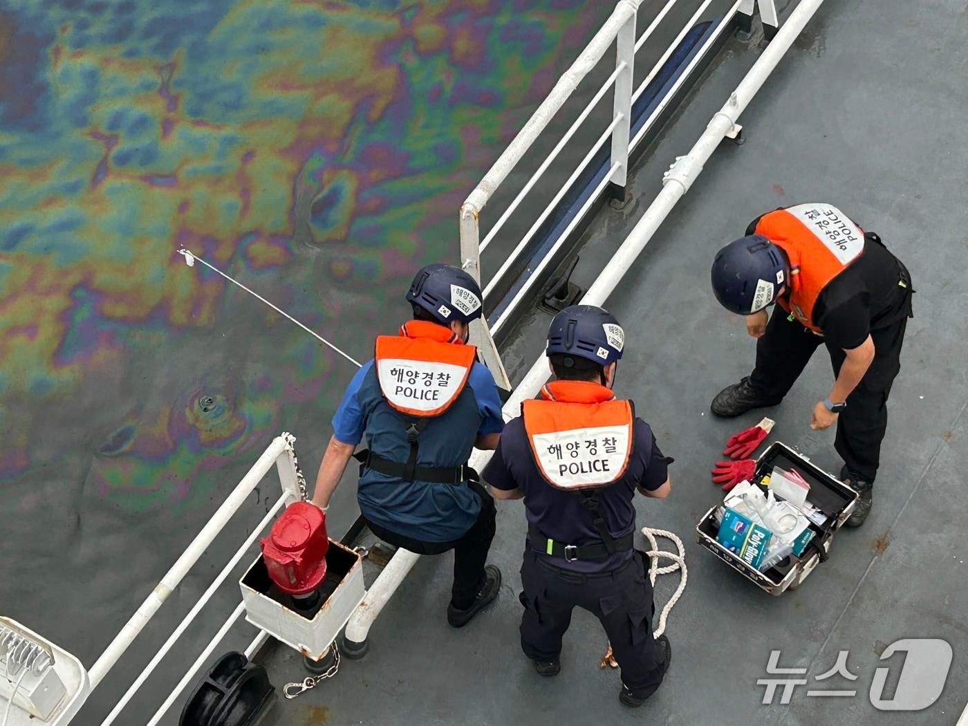지난 2일 여수해경이 거북선대교 인근 해상에 유출된 선저폐수 관련 방제작업을 실시하고 있다.(여수해경 제공. 재판매 및 DB 금지)