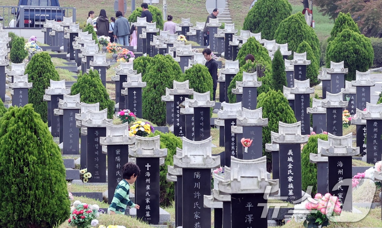 본격적인 추석 연휴가 시작된 3일 인천 부평구 인천가족공원을 찾은 성묘객들이 차례를 지내고 있다. 2025.10.3/뉴스1 ⓒ News1 이호윤 기자