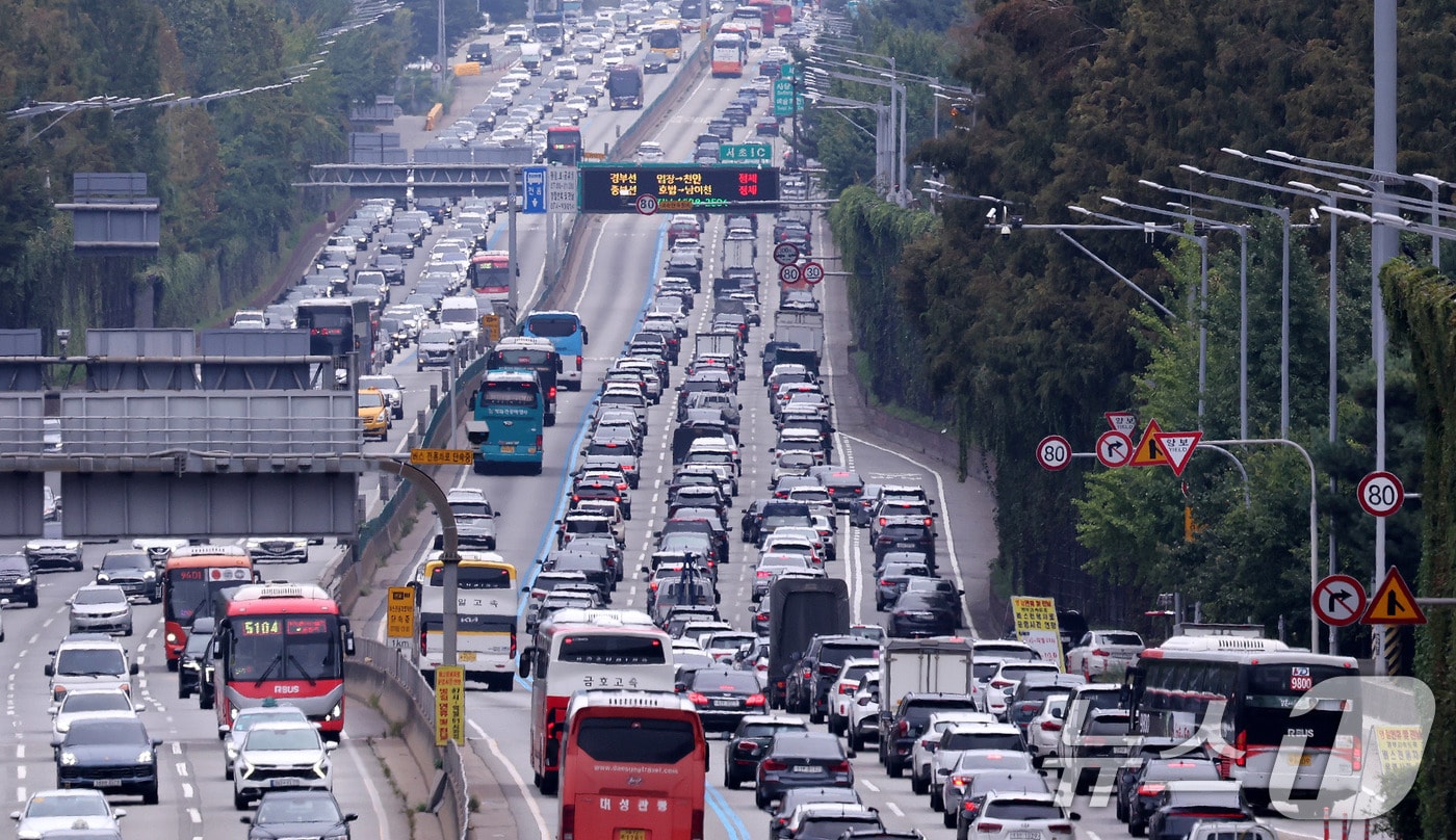 추석 연휴 첫날인 3일 오후 서울 서초구 잠원IC 부근 경부고속도로 하행선이 귀성 차량으로 정체를 빚고 있다.  2025.10.3/뉴스1 ⓒ News1 박지혜 기자
