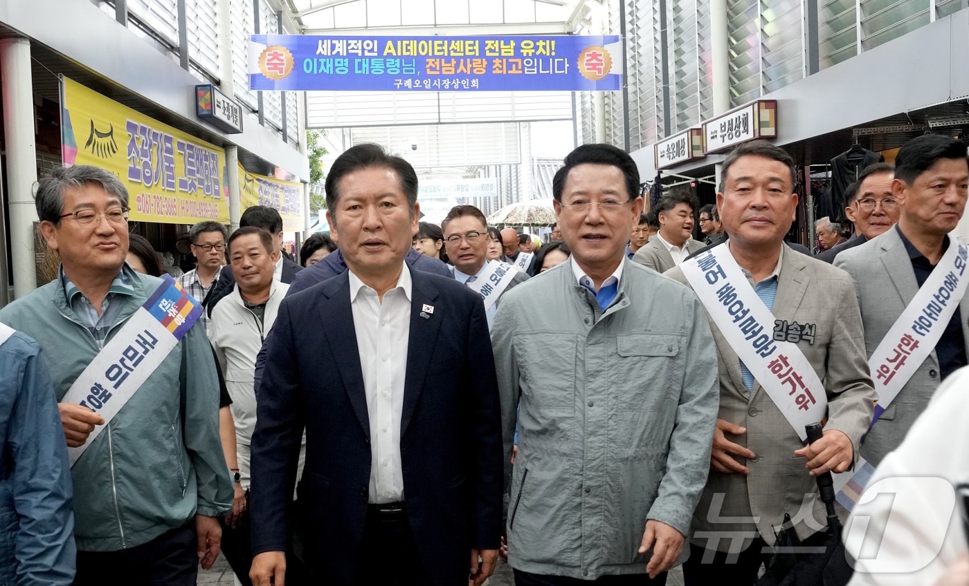정청래 더불어민주당 대표와 김영록 전라남도 도지사가 추석명절을 앞둔 지난 3일 구례5일장을 방문, 민생현장을 둘러보며 주민 및 상인들을 격려하고 있다.(전남도 제공. 재판매 및 DB금지) 2025.10.3/뉴스1 ⓒ News1 전원 기자