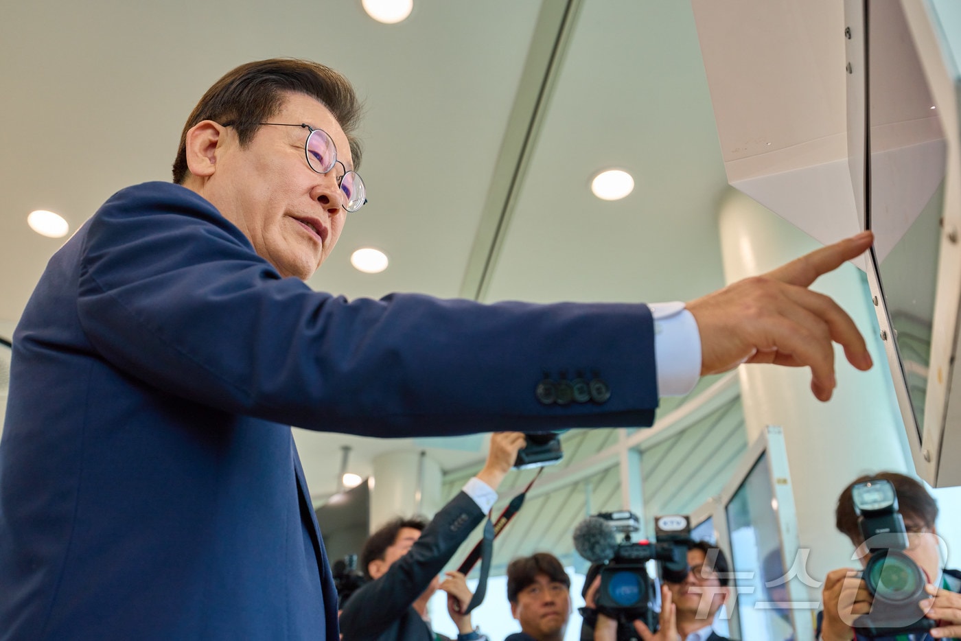 이재명 대통령이 지난 3일 인천 강화군 강화평화전망대에서 북녘을 바라보고 있다. (대통령실 제공. 재판매 및 DB 금지) 2025.10.3/뉴스1 ⓒ News1 이재명 기자