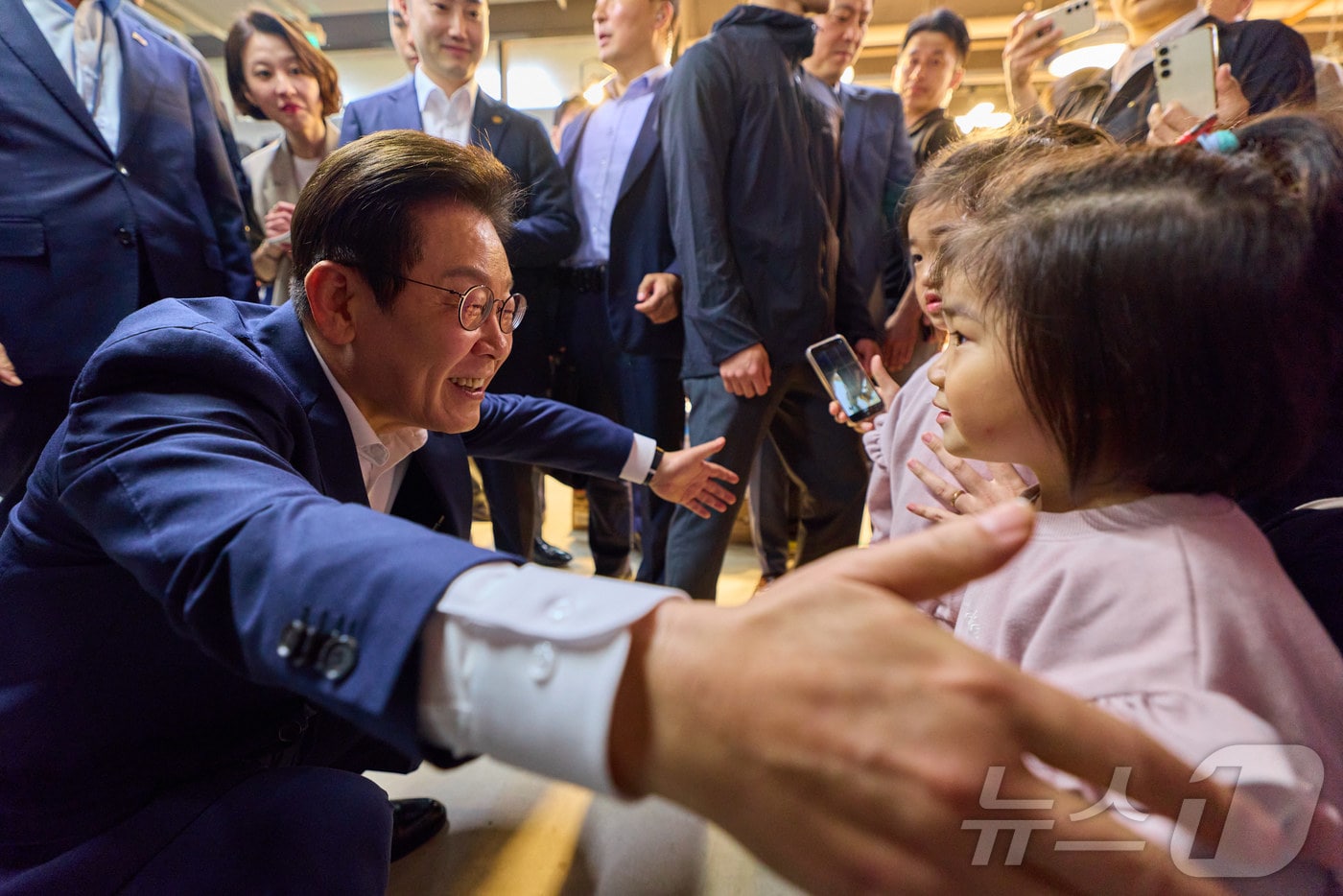 이재명 대통령이 3일 인천 강화제일풍물시장을 찾아 한 어린이와 인사를 나누고 있다. (대통령실 제공. 재판매 및 DB 금지) 2025.10.3/뉴스1 ⓒ News1 이재명 기자