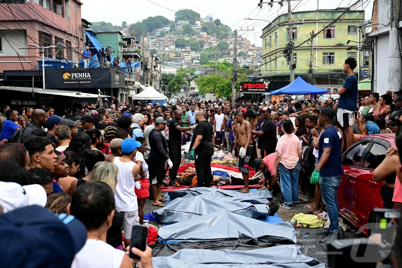 29일&#40;현지시간&#41; 브라질 리우데자네이루 내 빈민가 주민들이 광장에 마약 조직 단속에 목숨을 잃은 시신들을 줄지어 눕혀놓은 모습. 2025.10.29. ⓒ AFP=뉴스1
