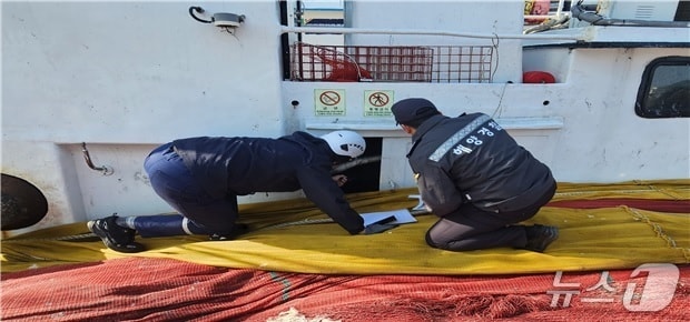 태안해경 관계자가 선박 화재 예방을 위한 안전점검을 실시하고 있다. (태안해경 제공, 재판매 및 DB금지) / 뉴스1