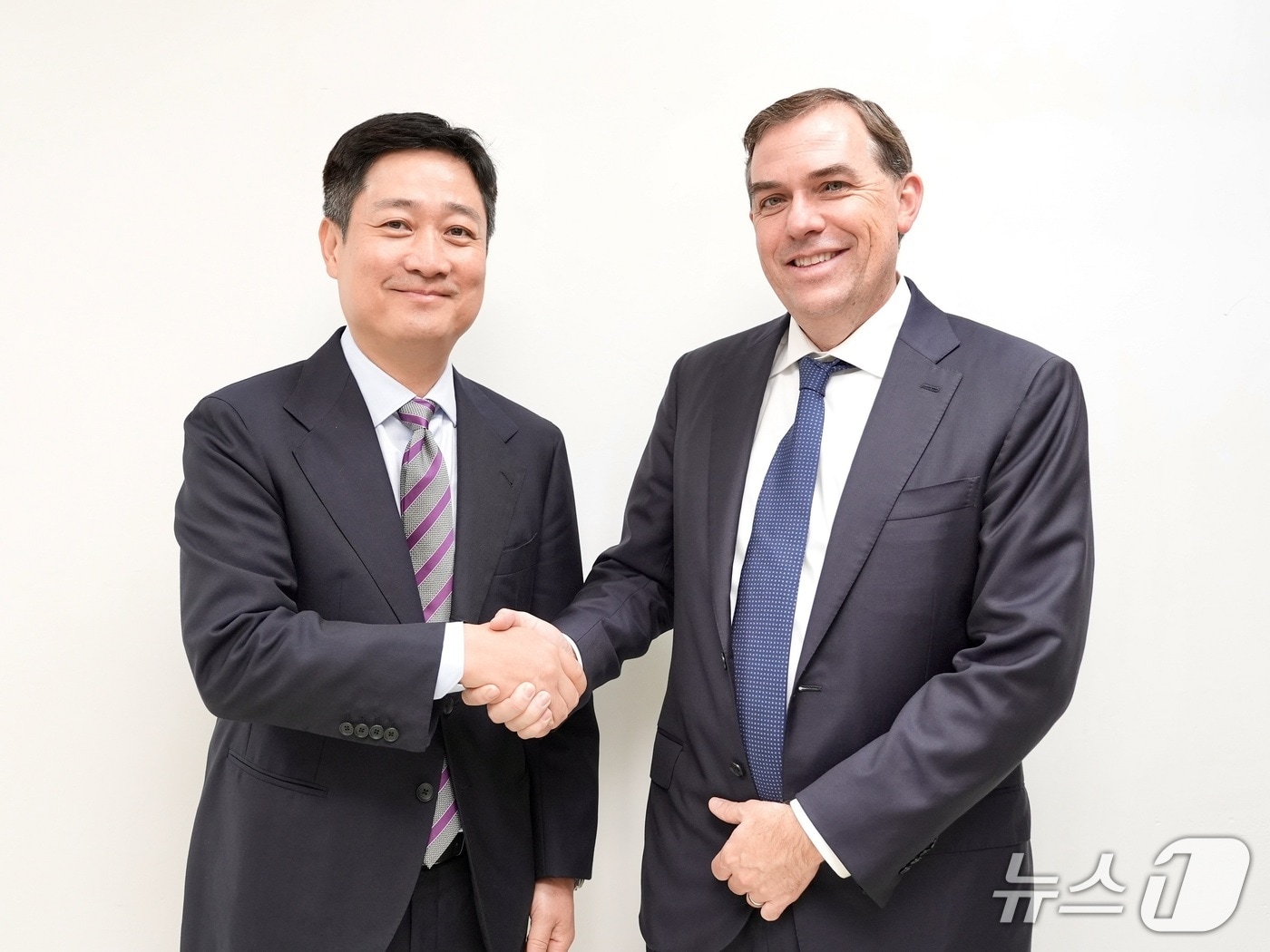 '2025 APEC CEO 서밋' 현장에서 LG유플러스 홍범식 대표(왼쪽)와 아마존웹서비스(AWS) 맷 가먼 CEO가 기념촬영을 하는 모습.(LG유플러스 제공)