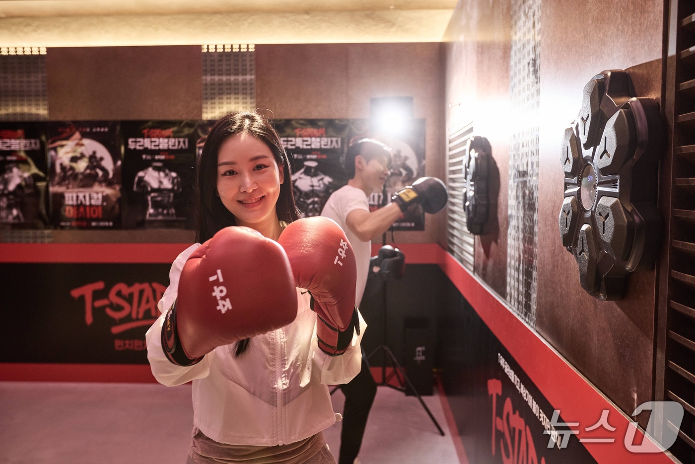 SK텔레콤이 T팩토리 성수에서 넷플릭스 예능 '피지컬: 아시아'와 협업한 'T-스타디움(T-Stadium) 두근득근 챌린지' 팝업 전시를 진행한다. 2025.10.30/뉴스1(SKT 제공)