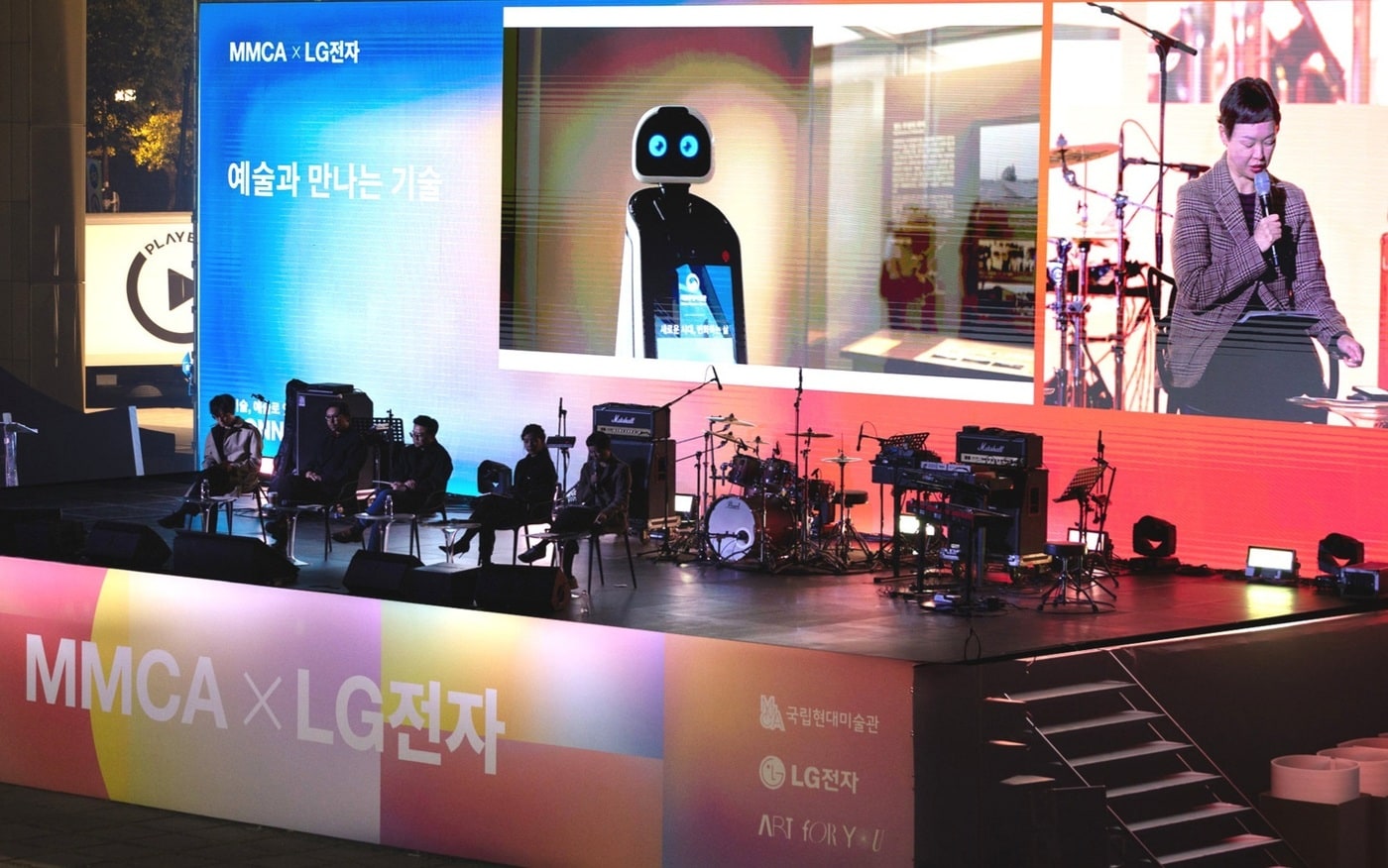 . 29일 국립현대미술관 서울 야외 미술관마당에서 카이스트 이진준 교수, 공학박사 겸 싱어송라이터 루시드폴 등이 참석해 &#39;AI 기술과 예술이 어떻게 연결될 수 있을까?&#39;를 주제로 토크 콘서트를 열었다.