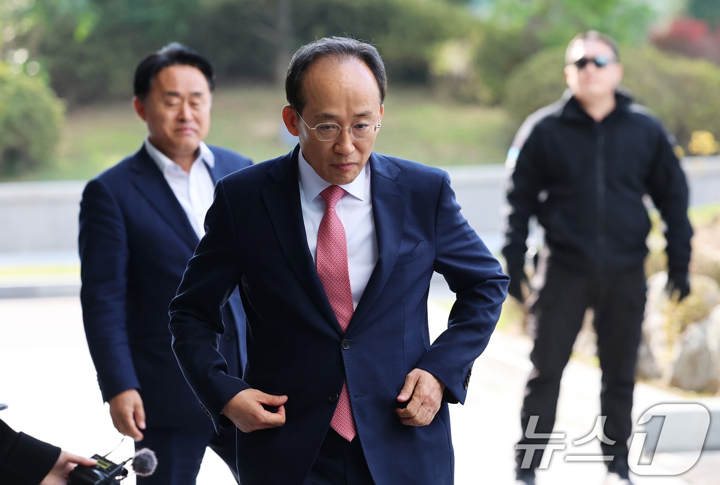 국회의 계엄해제 의결을 방해한 의혹을 받는 추경호 전 국민의힘 원내대표가 30일 오전 서울 서초구 서울고등검찰청에 마련된 내란 특검팀(특별검사 조은석) 사무실에서 피의자 신분으로 조사를 받기 위해 출석하고 있다. 2025.10.30/뉴스1 ⓒ News1 오대일 기자