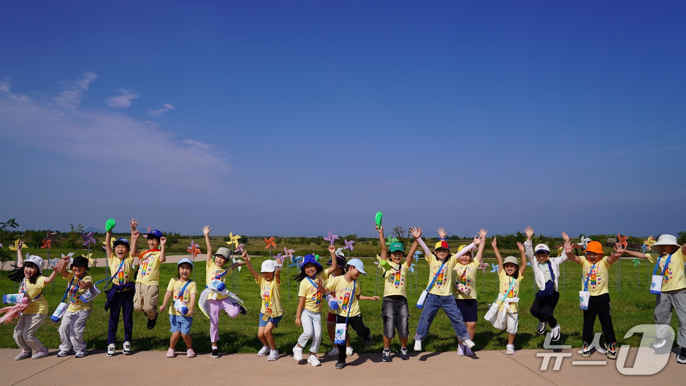 전북 부안동초교 1학년 학생들이 새만금환경생태단지 걷기행사에 참여했다. (새만금환경생태단지관리단 제공. 재판매 및 DB금지)