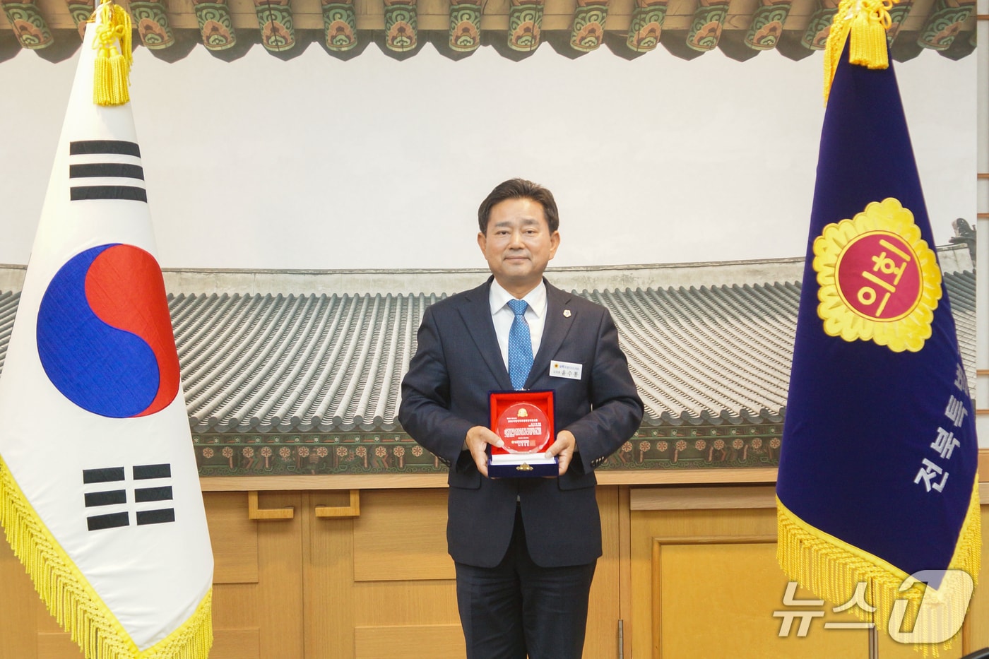 윤수봉 전북도의원이 (사)한국유권자중앙회가 주최한 '2025 지방자치 의정대상'을 수상했다.(의회제공. 재판매 및 DB금지)2025.20.30/뉴스1