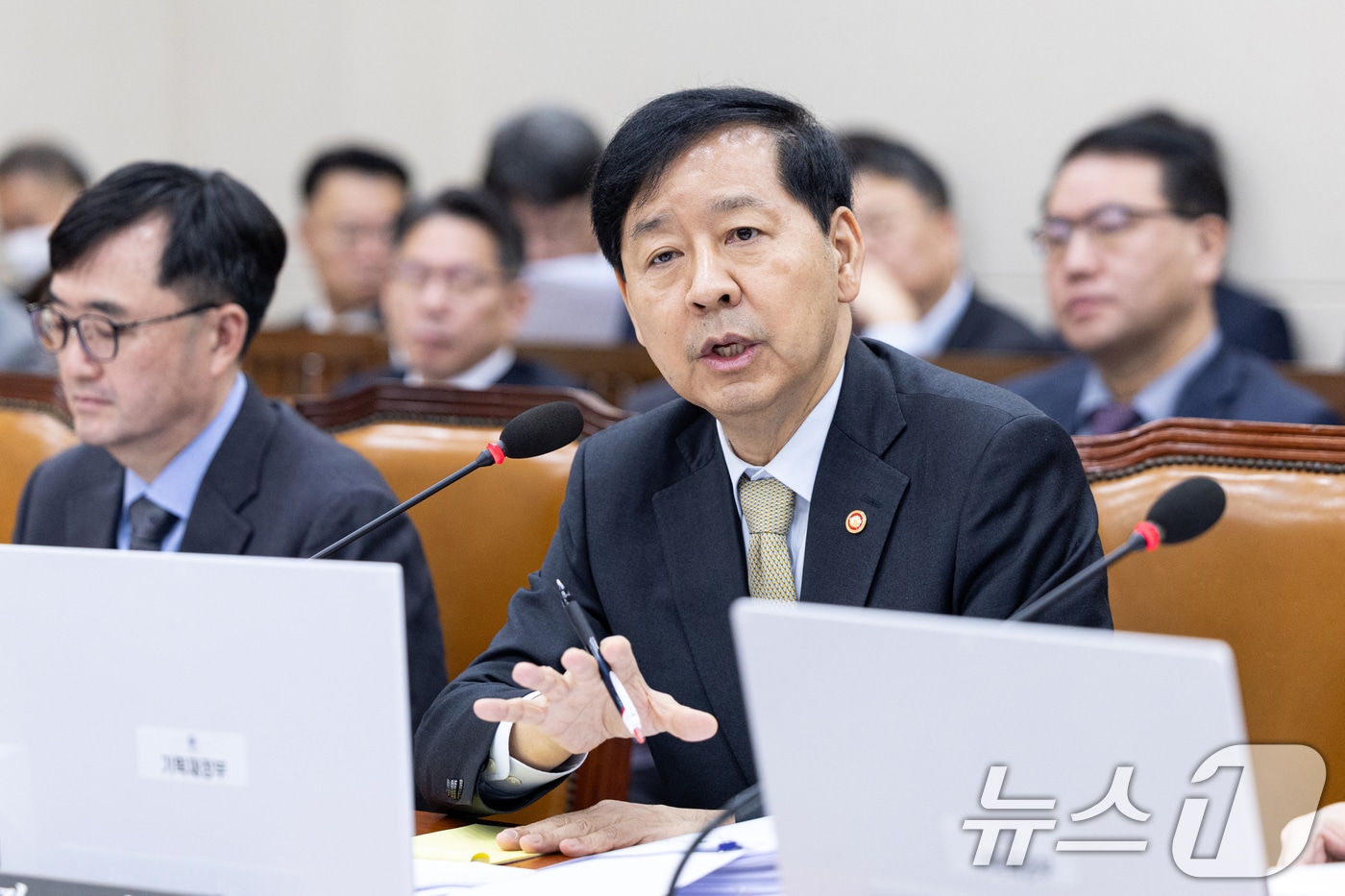 구윤철 경제부총리 겸 기획재정부 장관이 30일 서울 여의도 국회에서 열린 기획재정위원회 기획재정부 등에 대한 국정감사에 출석해 의원 질의에 답변하고 있다. 2025.10.30/뉴스1 ⓒ News1 이승배 기자