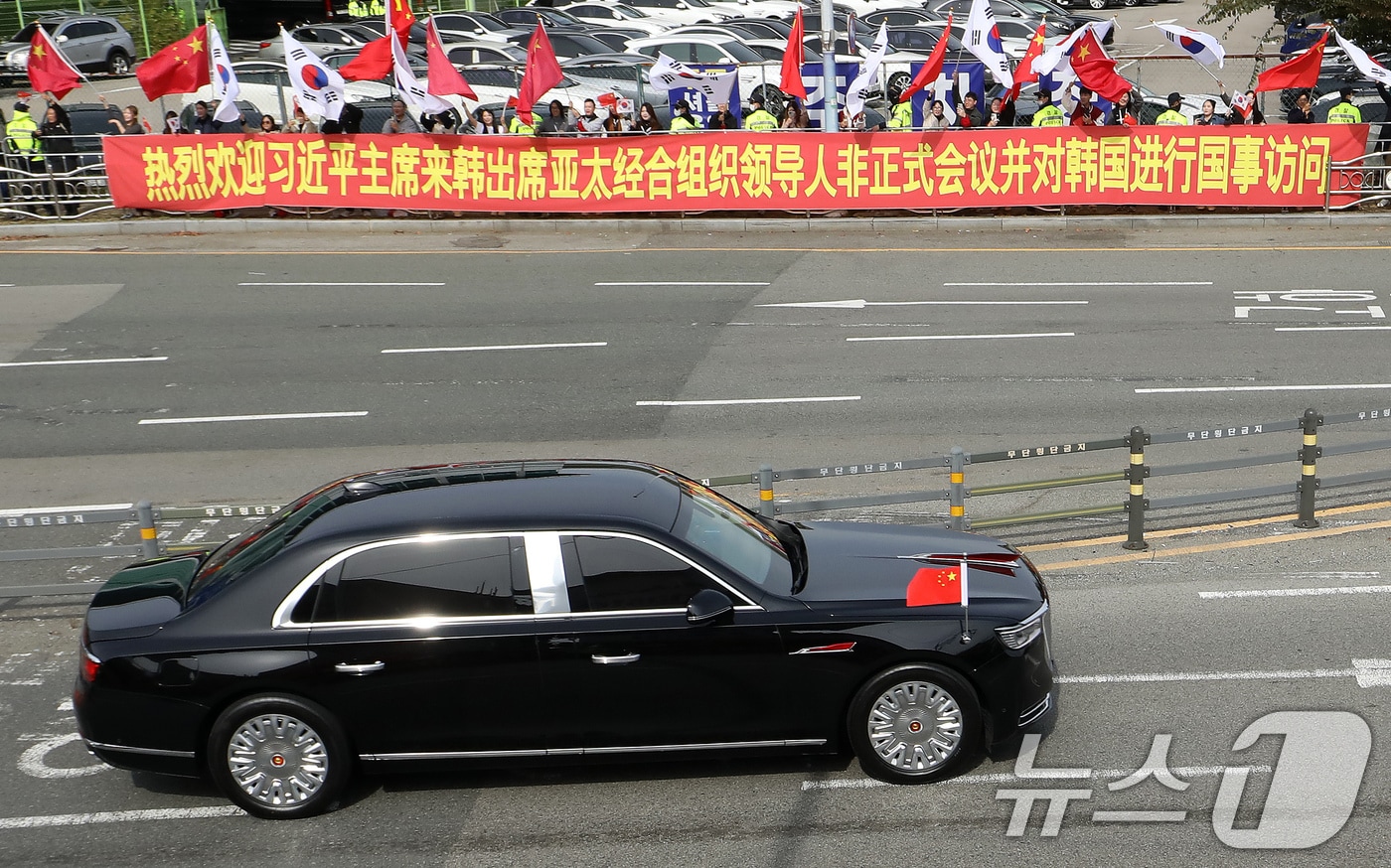 시진핑 중국 국가주석이 탑승한 훙치 N701이 30일 부산 강서구 김해국제공항에서 미중 정상회담을 마치고 아시아태평양경제협력체(APEC) 정상회의에 참석하기 위해 경북 경주로 이동하고 있다. 2025.10.30/뉴스1 ⓒ News1 윤일지 기자