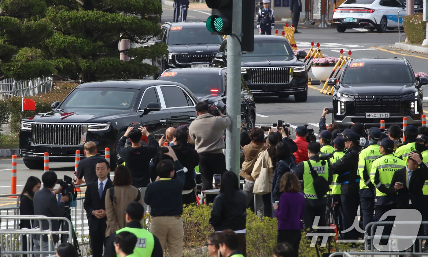 시진핑 중국 국가주석이 탑승한 '훙치 N701'이 30일 부산 강서구 김해국제공항에서 미중 정상회담을 마치고 아시아태평양경제협력체(APEC) 정상회의에 참석하기 위해 경북 경주로 이동하고 있다. 2025.10.30/뉴스1 ⓒ News1 윤일지 기자