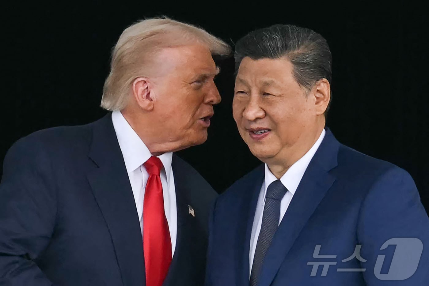 도널드 트럼프 미국 대통령(왼쪽)과 시진핑 중국 국가주석이 30일 부산 김해국제공항 옆 김해공군기지에서 정상회담을 마친 뒤 대화를 나누고 있다. 2025.10.30/뉴스1 ⓒ AFP=뉴스1 ⓒ News1 박지혜 기자