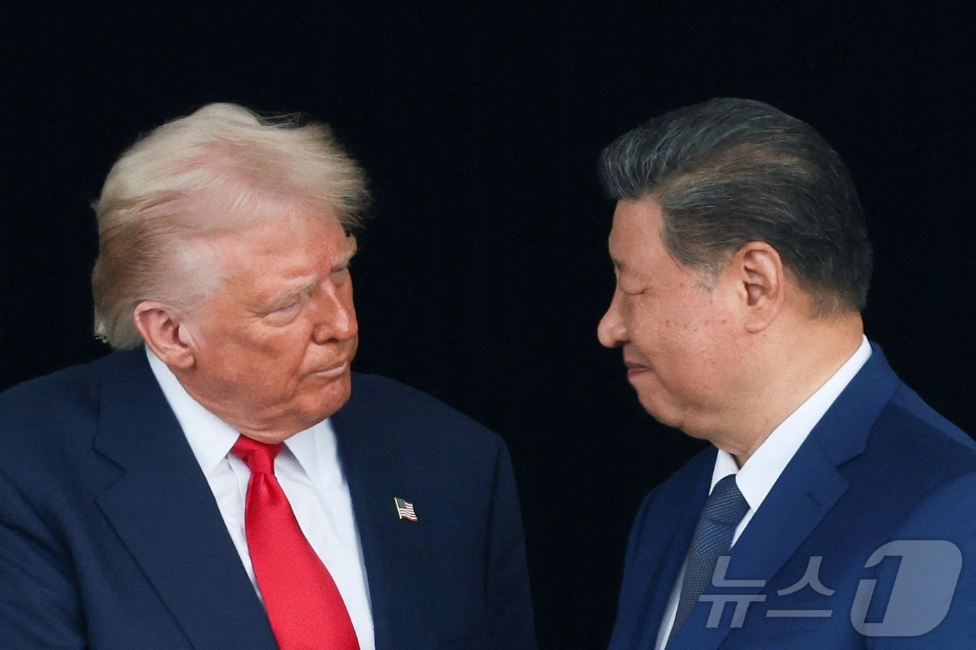 도널드 트럼프 미국 대통령과 시진핑 중국 국가주석이 30일 부산 김해공항에서 만나 회담하기 전 악수를 나누며 서로를 응시하고 있다. 2025.10.30 ⓒ 로이터=뉴스1 ⓒ News1 강민경 기자