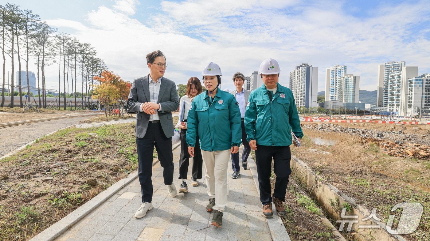 신계용 과천시장(가운데)이 지정타에서 진행중인 하천조성 사업을 둘러보고 있다.(과천시 제공)