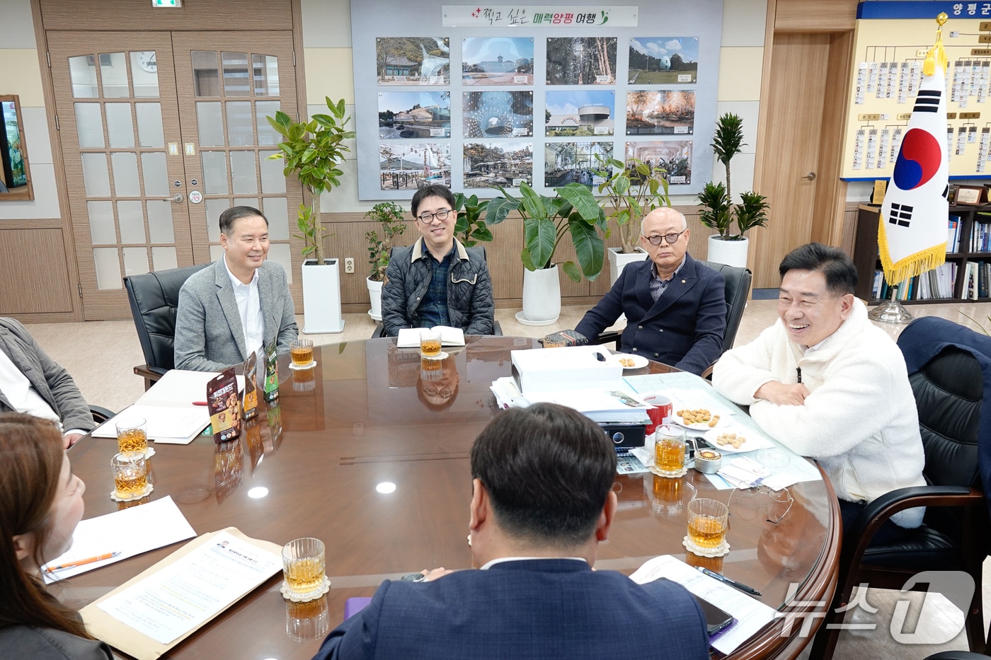  지난 27일 경기 양평군 군수 집무실에서 '2025 호주 해외시장 개척단' 성과 보고 간담회가 진행되고 있다.(양평군 제공. 재판매 및 DB 금지)/뉴스1