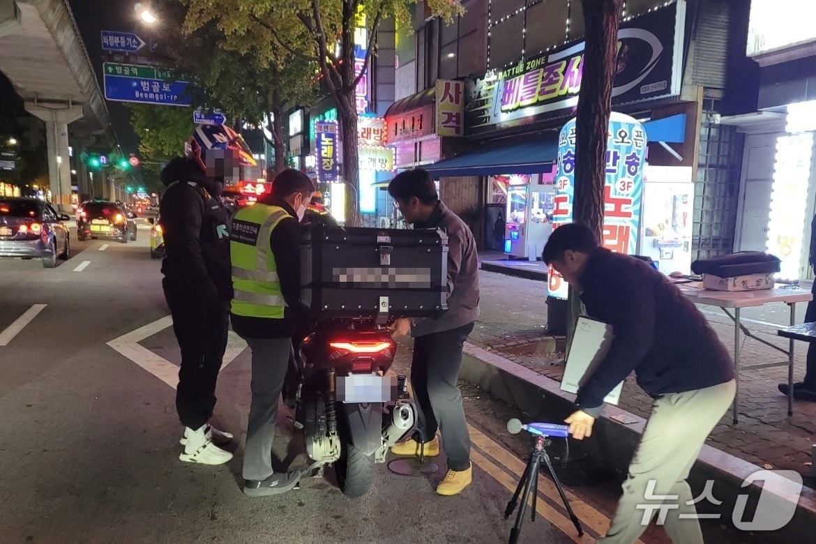 29일 경기 의정부경찰서 직원들이 경전철 의정부역 일대에서 이륜차 불법 구조변경 단속을 벌이고 있다.&#40;의정부경찰서 제공. 재판매 및 DB 금지&#41;/뉴스1 