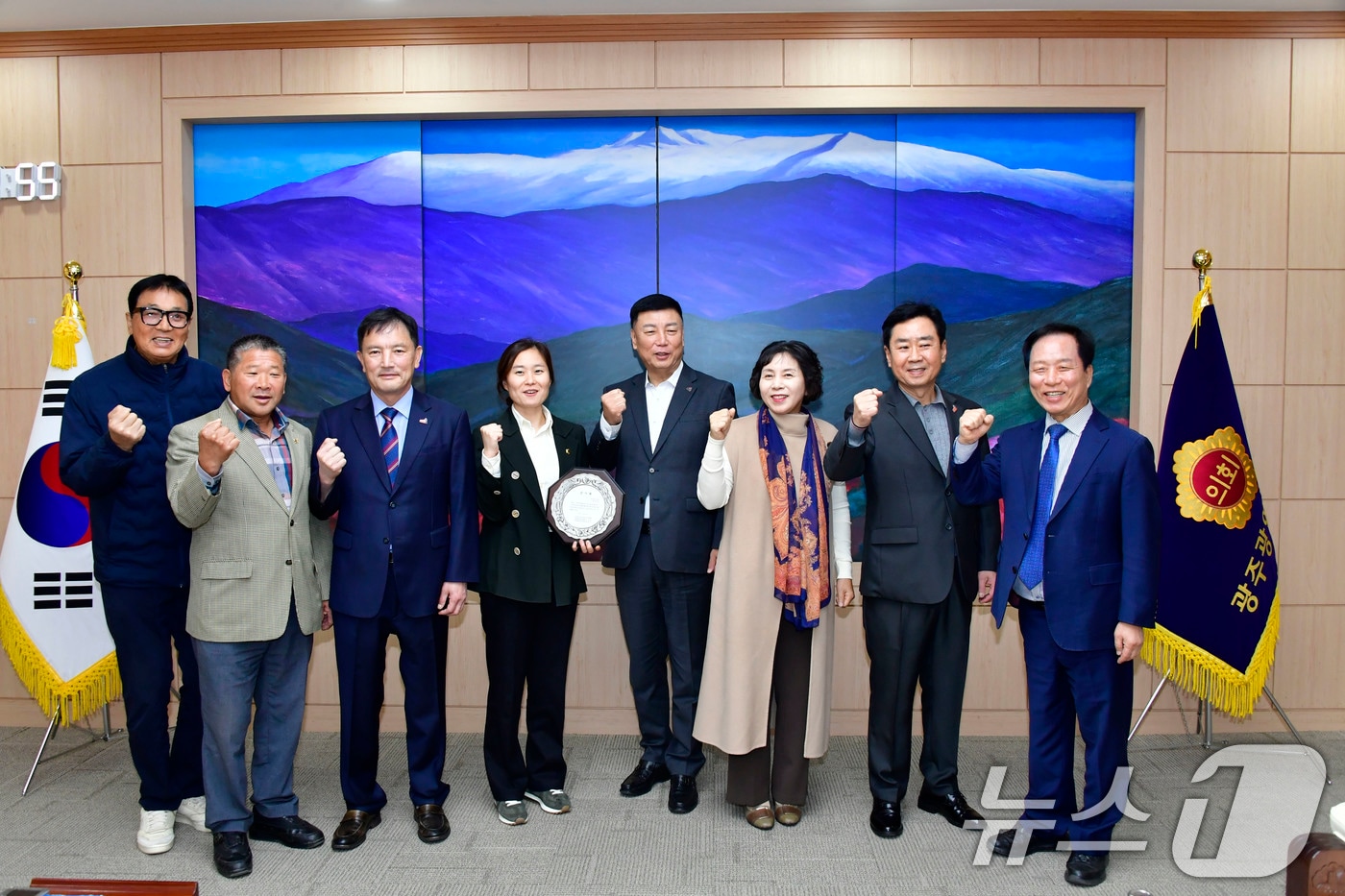 정다은 광주시의원(더불어민주당·북구2)이 30일 5·18민주화운동 공법 3단체로부터 감사패를 받고 있다.(광주시의회 제공. 재판매 및 DB 금지) 2025.10.30/뉴스1