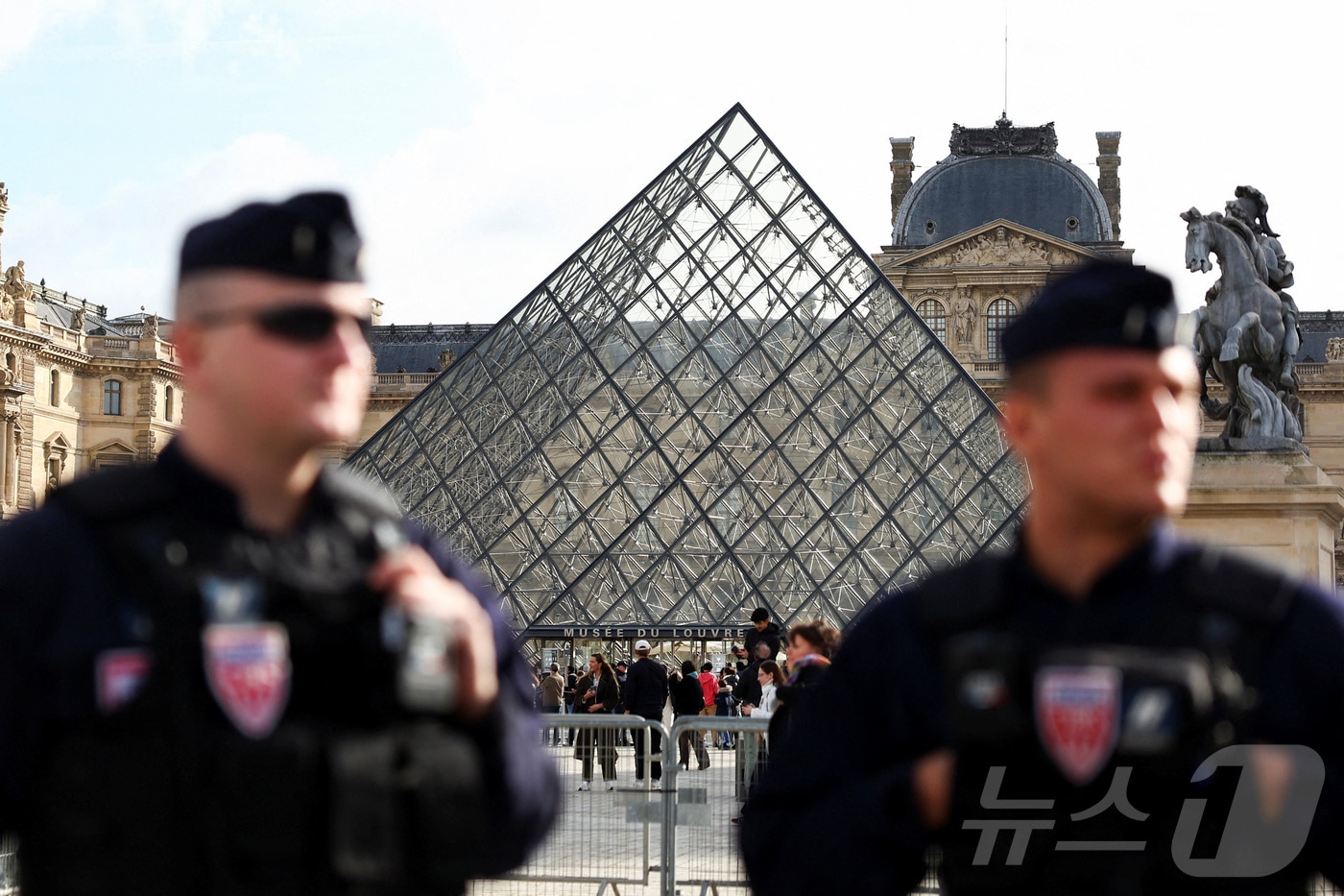 27일(현지시간) 프랑스 파리 루브르 박물관 유리 피라미드 인근에 프랑스 CRS(공화국보안대) 폭동 진압 경찰들이 서 있다. 2025.10.27. ⓒ 로이터=뉴스1 ⓒ News1 윤다정 기자