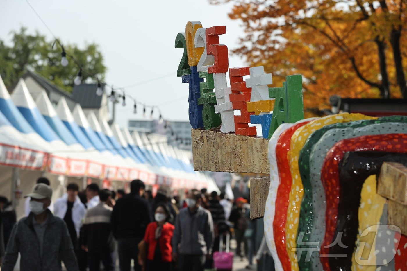 제4회 강릉누들축제가 개막 첫날인 30일 강원 강릉시 월화거리 일대가 방문객들로 북적이고 있다.&#40;강릉시 제공, 재판매 및 DB 금지&#41; 2025.10.30/뉴스1