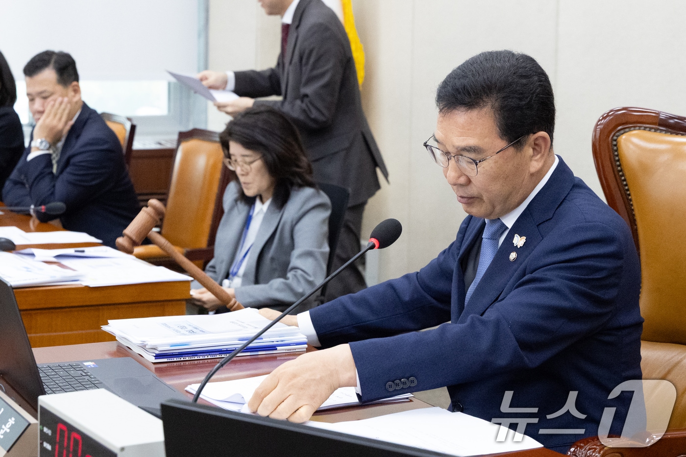 30일 서울 여의도 국회에서 열린 행정안전위원회 행정안전부 등에 대한 국정감사에서 신정훈 위원장이 이상민 전 행안부 장관 동행명령장 발부를 의결하고 있다. 2025.10.30/뉴스1 ⓒ News1 이승배 기자