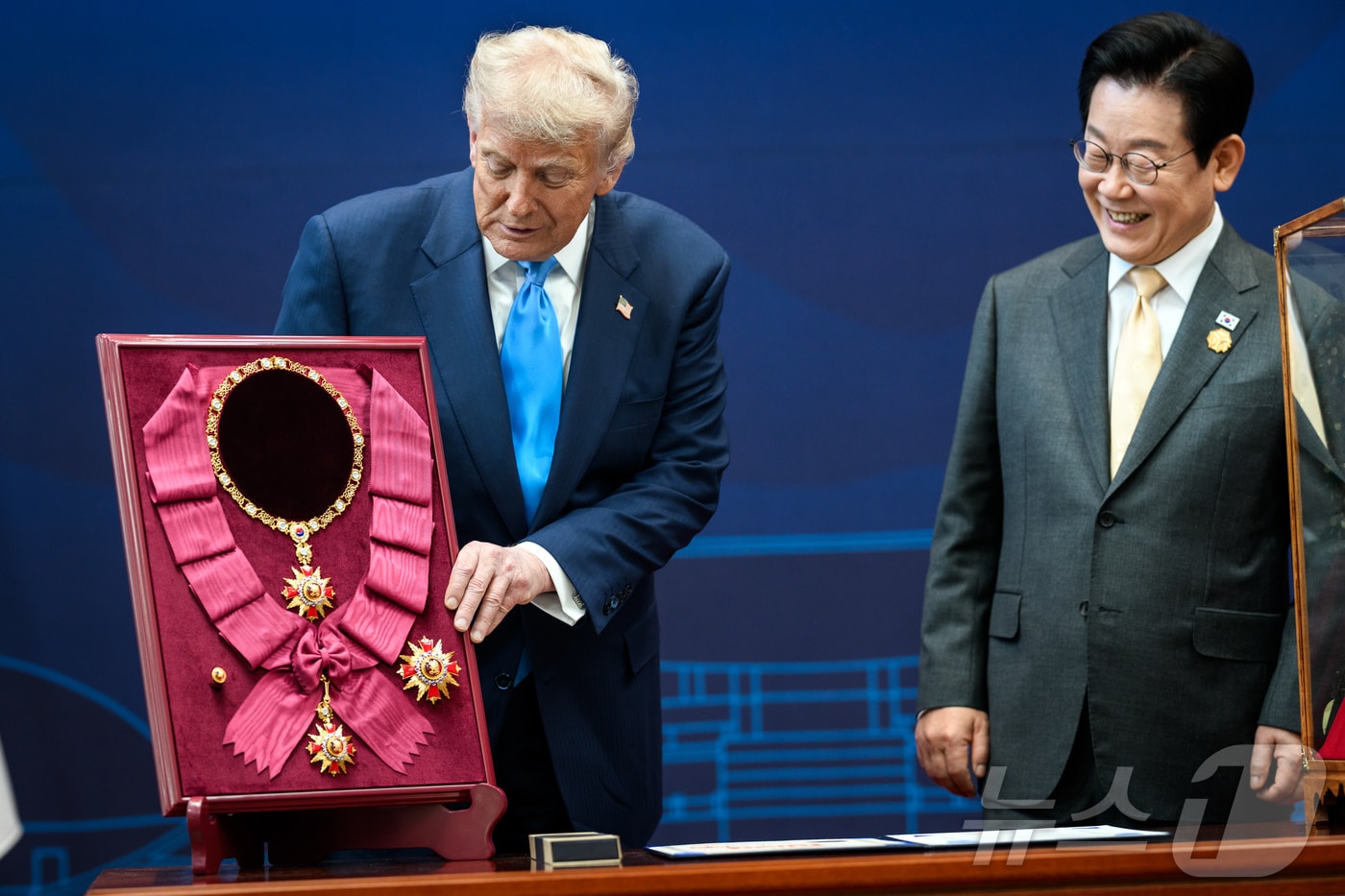 도널드 트럼프 미국 대통령이 2025년 10월 29일 국립경주박물관에서 이재명 대통령으로부터 무궁화대훈장을 수여 받고 있다. (백악관 공식 사진, 다니엘 토록 촬영, 재판매 및 DB금지) ⓒ 뉴스1 류정민 특파원