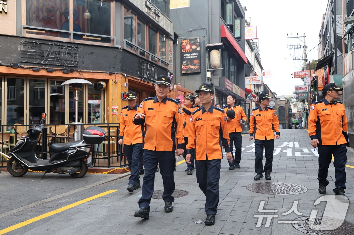 홍영근 서울소방재난본부장이 30일 서울 용산구 소재 &#39;이태원 세계음식문화거리 및 퀴논거리&#39;일대를 방문해 핼러윈 대비 소방안전 지원 종합대책을 점검하고 있다. &#40;서울소방본부 제공. 재판매 및 DB 금지&#41; 2025.10.30/뉴스1
