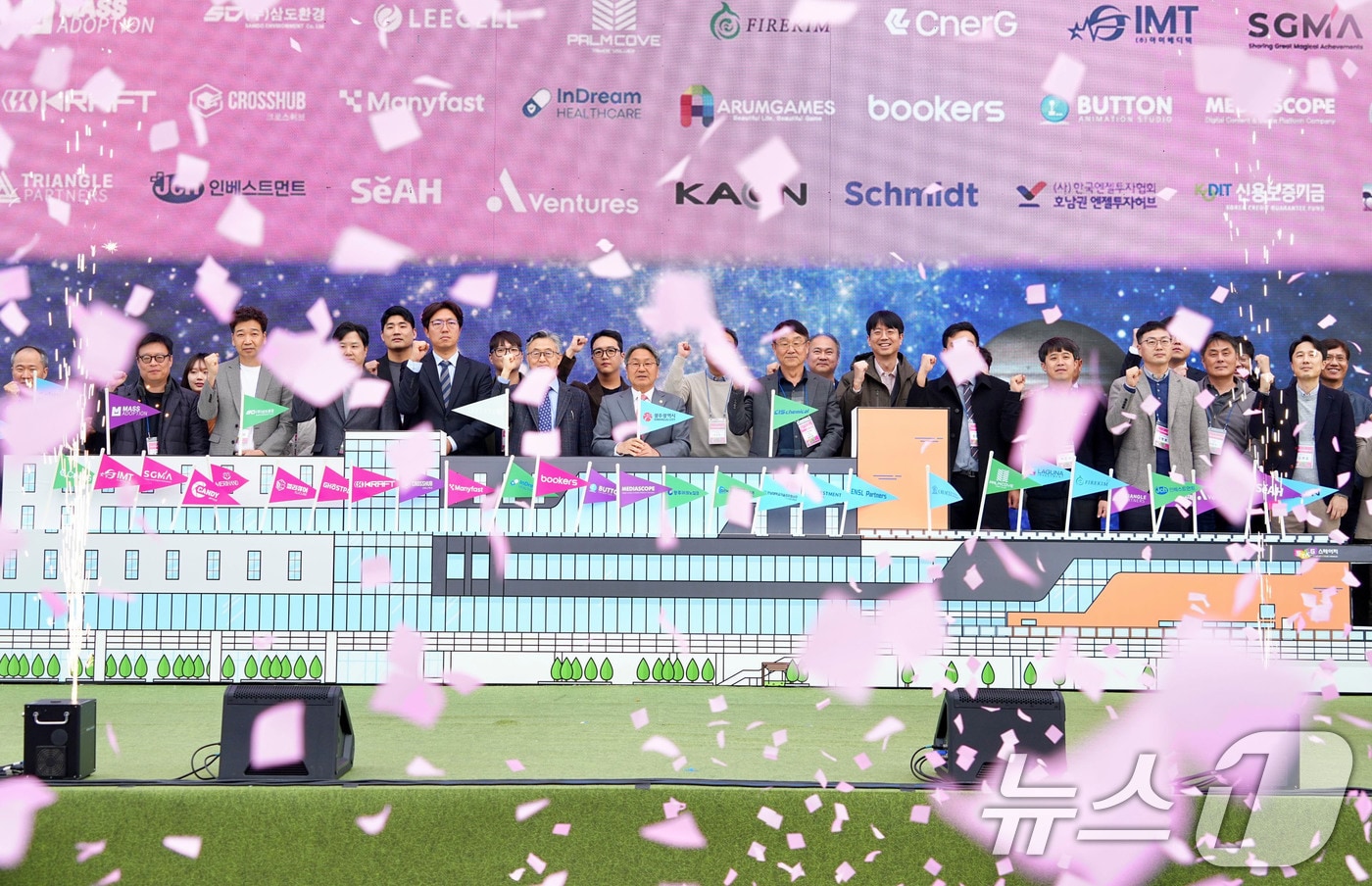 강기정 광주시장이 30일 북구 스테이지(빛고을 창업스테이션)에서 열린 '2025 광주창업페스티벌'에 참석해 내빈들과 개막 퍼포먼스를 하고 있다.(광주시 제공. 재판매 및 DB 금지) 2025.10.30/뉴스1