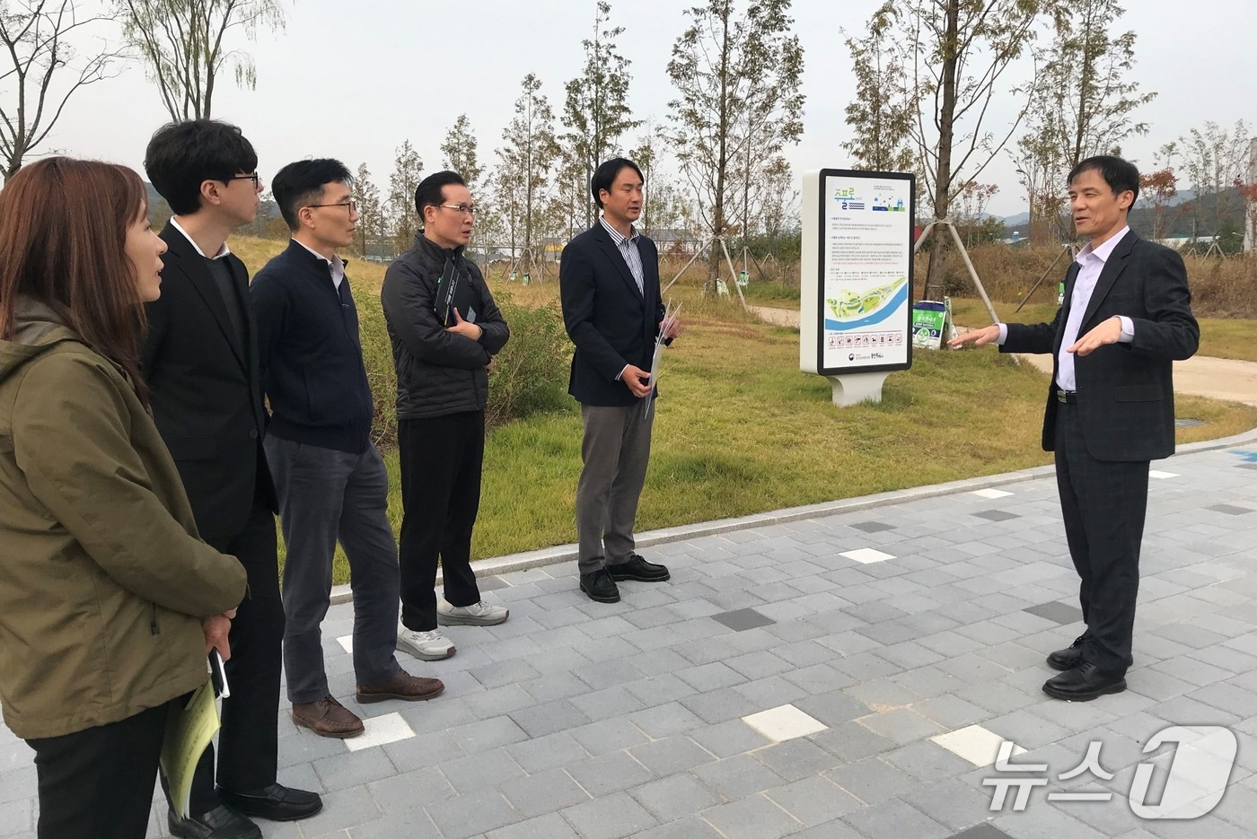 홍동곤 청장(오른쪽)이 30일 용인시 포곡읍 '수풀로 삼계리'에서 관계자들과 현장을 점검하고 있다.(한강청 제공)