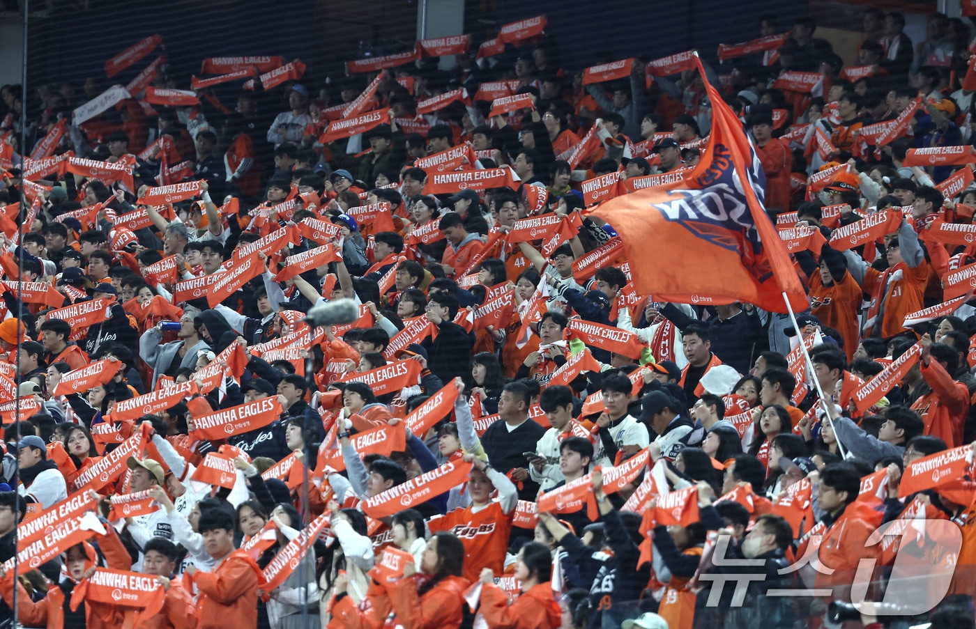 30일 대전 한화생명볼파크에서 열린 프로야구 2025 신한 SOL뱅크 KBO 포스트시즌 한국시리즈 4차전 LG 트윈스와 한화 이글스의 경기, 한화 팬들이 열띤 응원을 펼치고 있다. 2025.10.30/뉴스1 ⓒ News1 김도우 기자