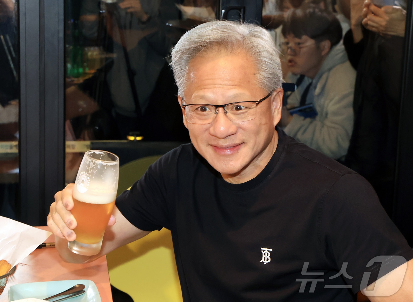 韓 선택한 젠슨 황 '깐부회동' 배경은..."피지컬AI 유일 실험대" - 뉴스 썸네일 이미지