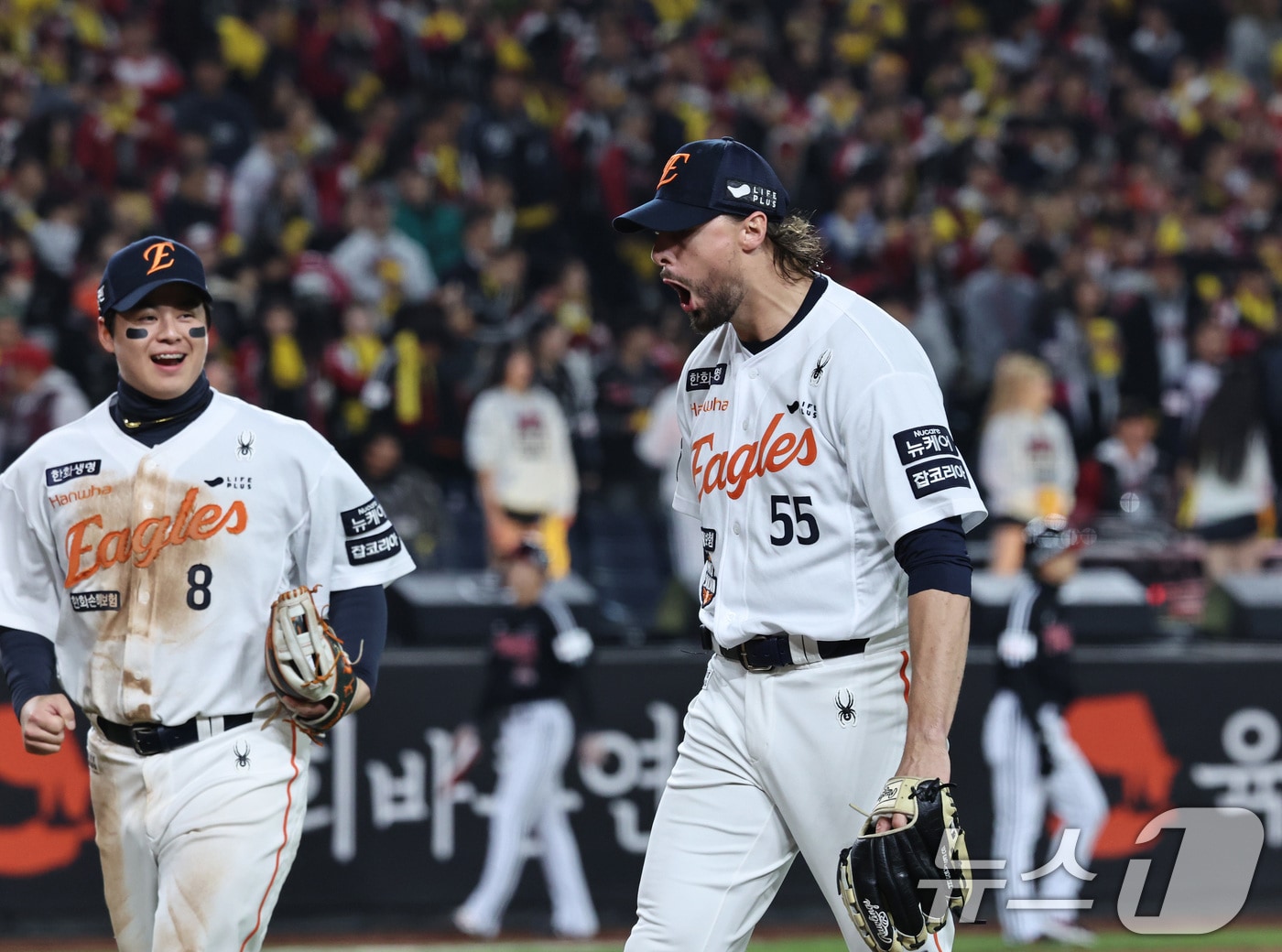 [分享] 瑞恩被韓華隊友問：要錢還要友情？