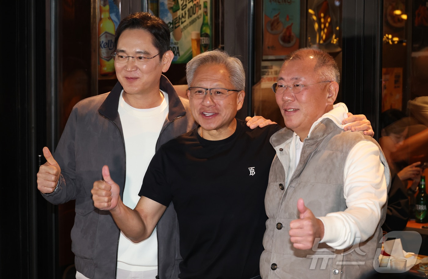 젠슨 황 엔비디아 최고경영자가 30일 서울 강남구 깐부치킨 삼성점에서 이재용 삼성전자 회장, 정의선 현대차그룹 회장과 함께 &#39;치맥&#39; 회동 후 기념촬영을 하고 있다. &#40;공동취재&#41; 2025.10.30/뉴스1 ⓒ News1 김진환 기자