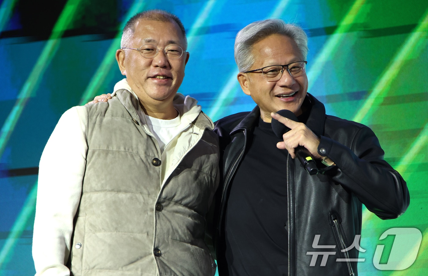 젠슨 황 엔비디아 CEO가 지난해 10월30일 밤 서울 강남구 코엑스광장에서 지포스(GeForce) 한국 25주년을 기념해 열린 '지포스 게이머 페스티벌'에 정의선 현대차그룹 회장과 함께 올라 인사를 하고 있다. (공동취재) 2025.10.30 ⓒ 뉴스1 김진환 기자