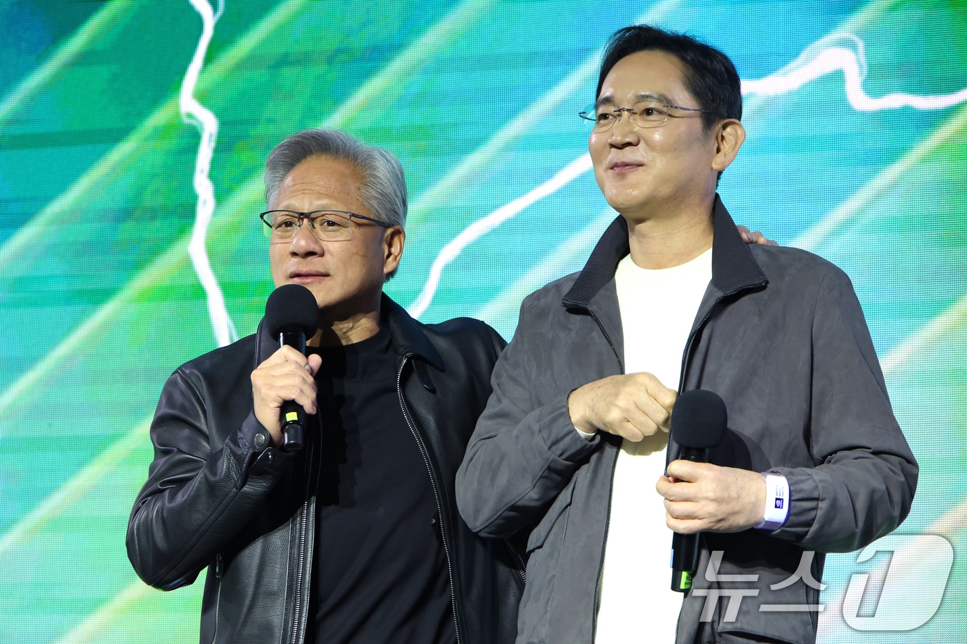 젠슨 황 엔비디아 CEO가 30일 밤 서울 강남구 코엑스 K-POP 광장에서 지포스(GeForce) 한국 25주년을 기념해 열린 '지포스 게이머 페스티벌'에서 이재용 삼성전자 회장과 함께 올라 발언하고 있다. (공동취재) 2025.10.30/뉴스1 ⓒ News1 김진환 기자