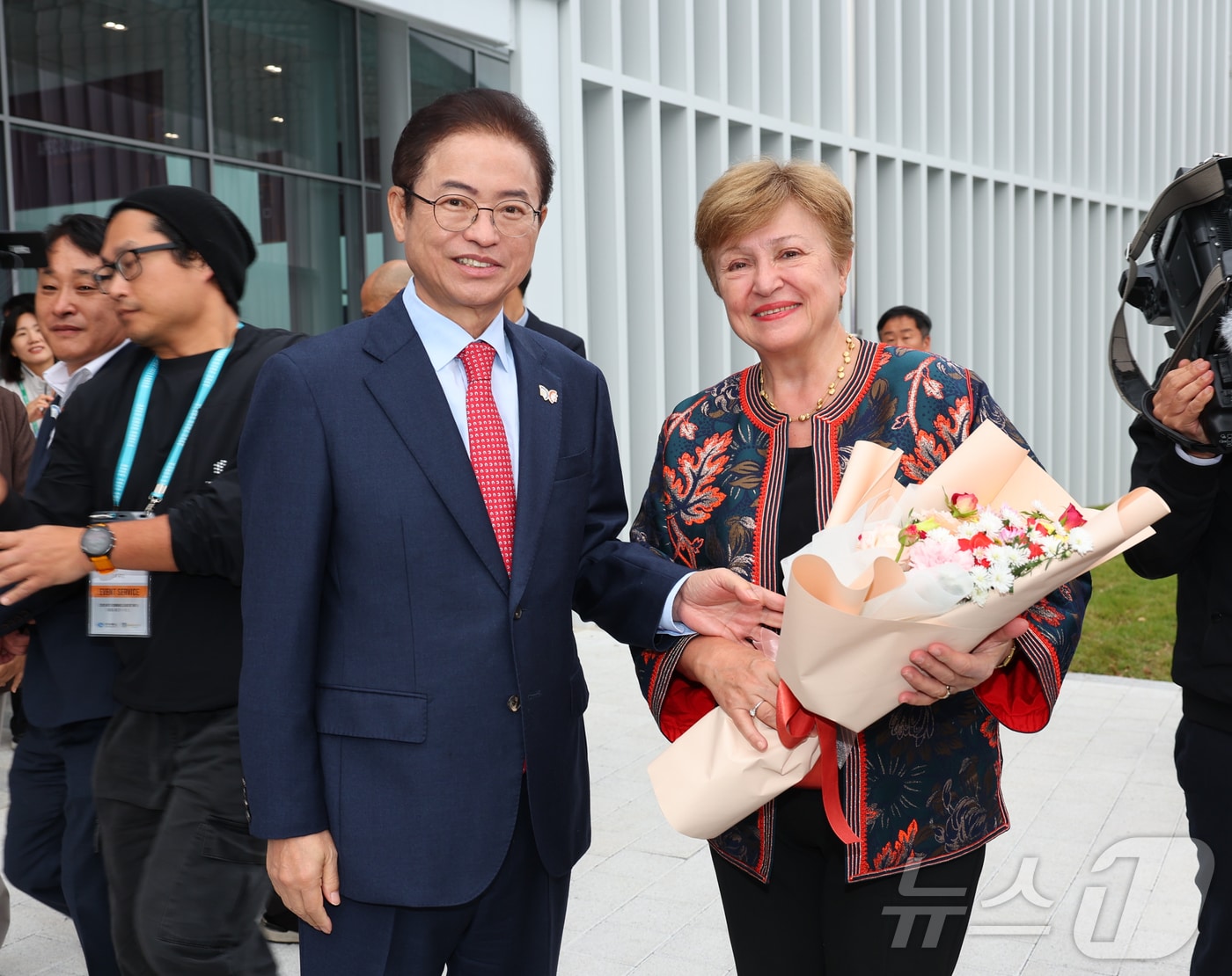 '아시아태평양경제협력체(APEC) 정상회의’ 참석을 위해 경주를 방문한 크리스탈리나 게오르기에바 국제통화기금(IMF) 총재가 이철우 경북도지사와 기념사진을 촬영하고 있다.(경북도 제공. 재판매 및 DB금지) /뉴스1