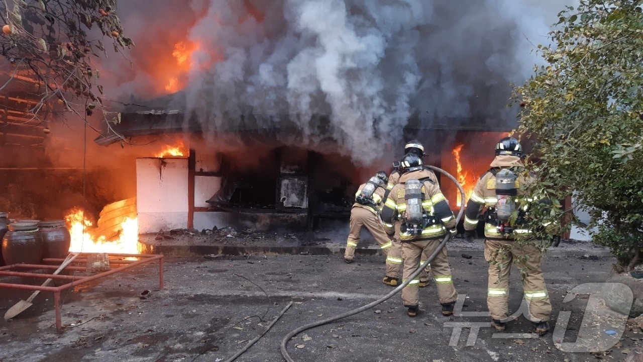 30일 오후 6시 24분쯤 전남 강진군 강진읍 한 주택에서 화재가 발생해 당국이 진화작업을 하고 있다. (강진소방 제공. 재판매 및 DB 금지) 