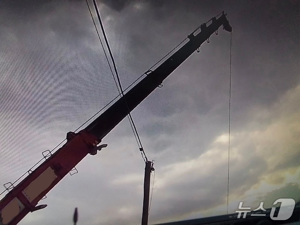 31일 제주에서 작업 중이던 크레인이 고압선을 건드려 5000여 가구가 정전됐다. 