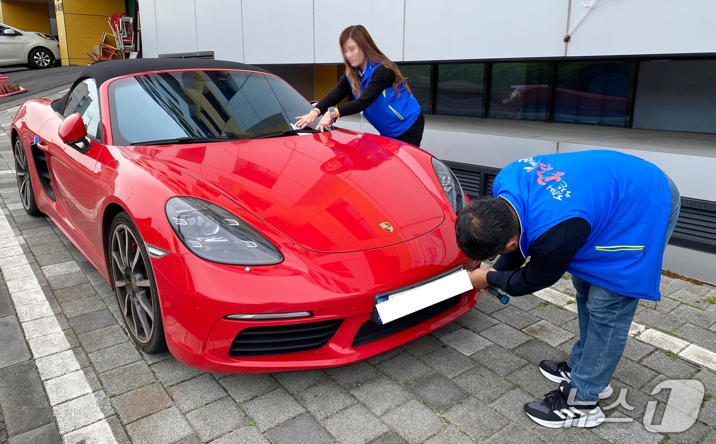 자동차세·과태료 체납차량 단속에 적발된 포르쉐.(제주특별자치도 제공, 재판매 및 DB 금지)