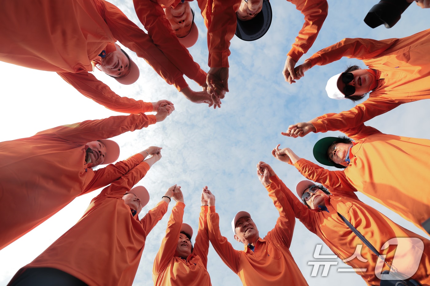 서울 용산구 효창운동장에서 열린 제25회 대한노인회 서울시연합회 '시니어올림픽'에 참석한 어르신들이 즐거운 시간을 보내고 있다. 2025.10.31/뉴스1 ⓒ News1 권현진 기자