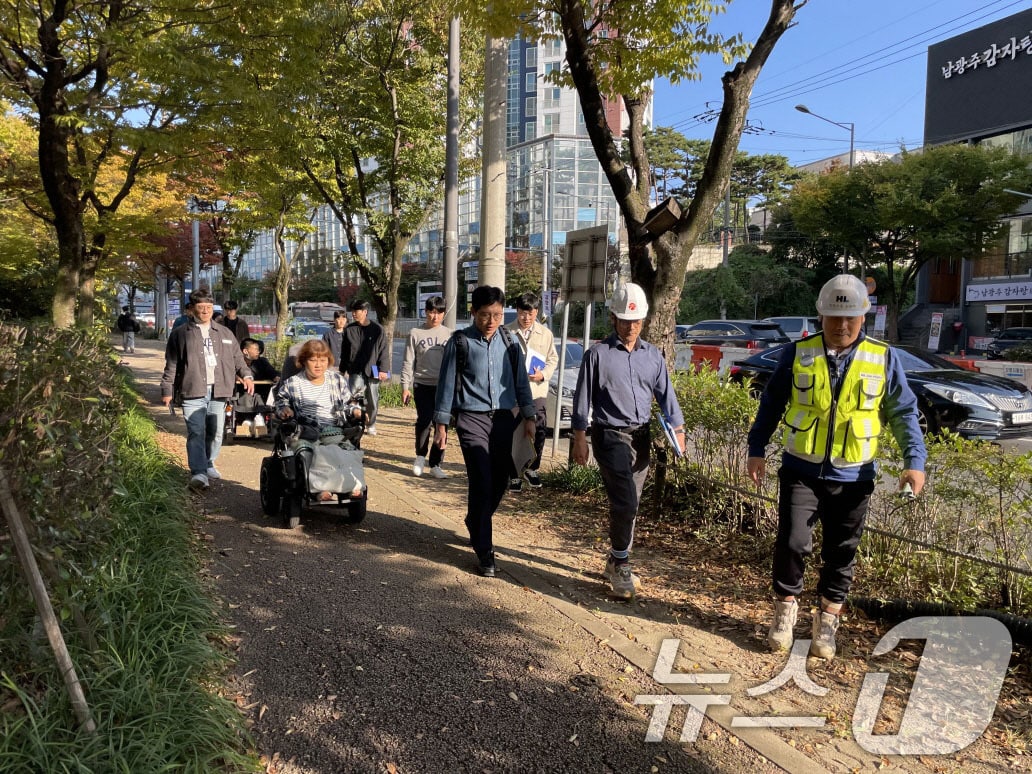 광주시 도시철도건설본부가 31일 광주장애인권익옹호네트워크와 함께 도시철도 2호선 1단계 건설현장 중 남구 푸른길 일대 임시보행로를 점검하고 있다.(광주시 제공. 재판매 및 DB 금지)