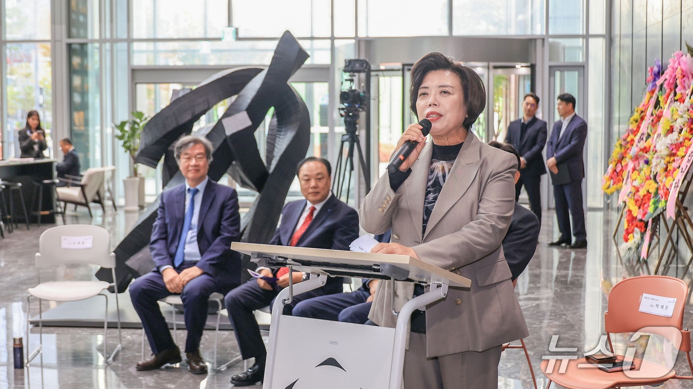 신계용 과천시장(오른쪽)이 인사말을 전하고 있다.(과천시 제공)