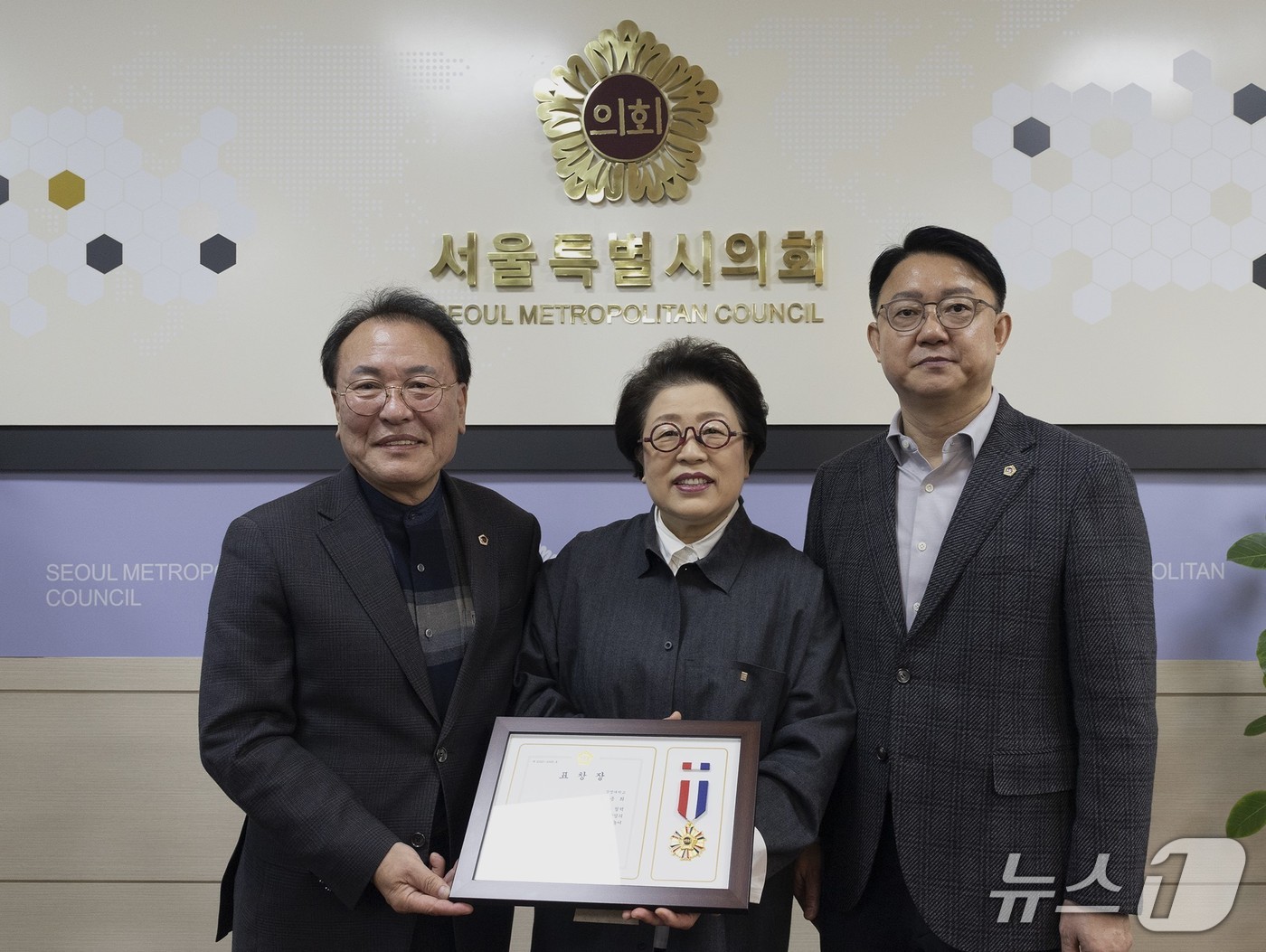 표창장 받는 김종희 총장.&#40;상명대 제공. 재판매 및 DB금지&#41;