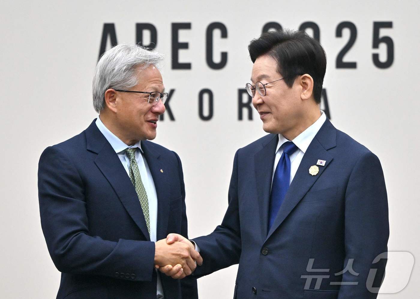 이재명 대통령이 31일 아시아태평양경제협력체(APEC) 정상회의가 열린 경주 화백컨벤션센터에서 젠슨 황 엔비디아 최고경영자와 인사를 나누고 있다. 2025.10.31. ⓒ AFP=뉴스1 ⓒ News1 박지혜 기자