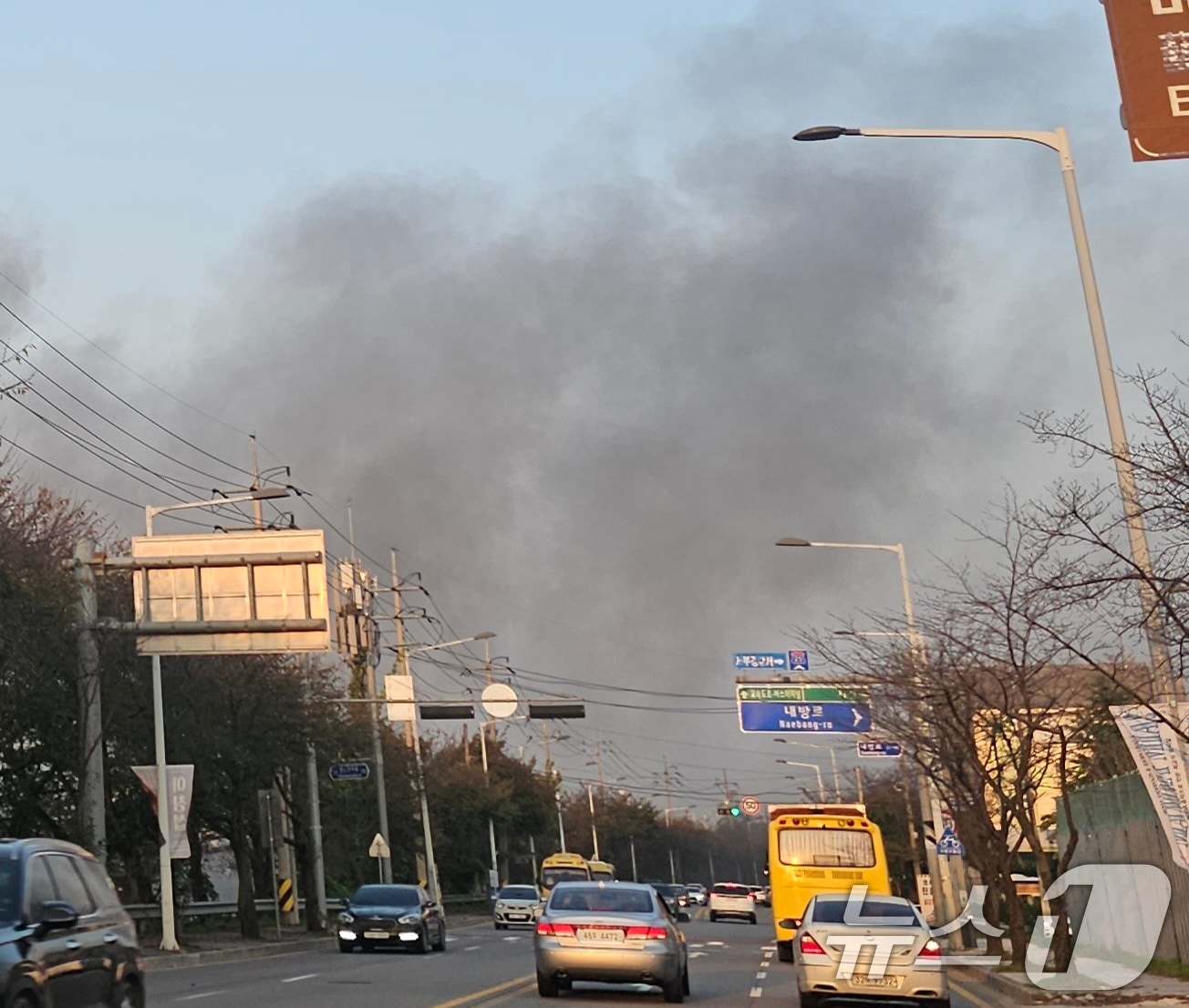 31일 오후 4시 33분쯤 광주 서구 덕흥동의 한 폐기물 창고에서 불이 나 일대에 연기가 가득한 모습.(독자 제공. 재판매 및 DB금지) 2025.10.31/뉴스1 