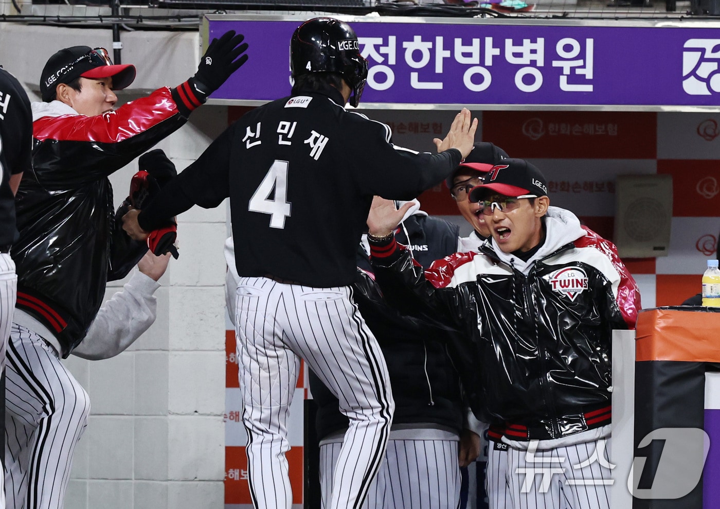 31일 오후 대전 한화생명볼파크에서 열린 프로야구 2025 신한 SOL뱅크 KBO 한국시리즈 5차전 LG트윈스와 한화 이글스의 경기, 1회초 1사 2루 상황때 LG 김현수의 적시타로 득점한 신민재가 염경엽 감독과 하이파이브 하고 있다. 2025.10.31/뉴스1 ⓒ News1 구윤성 기자