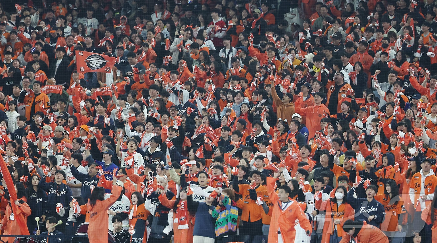 31일 대전 한화생명볼파크에서 열린 프로야구 2025 신한 SOL뱅크 KBO 포스트시즌 한국시리즈 5차전 LG 트윈스와 한화 이글스의 경기, 한화 응원단이 열정적인 응원을 펼치고 있다. 2025.10.31/뉴스1 ⓒ News1 김진환 기자