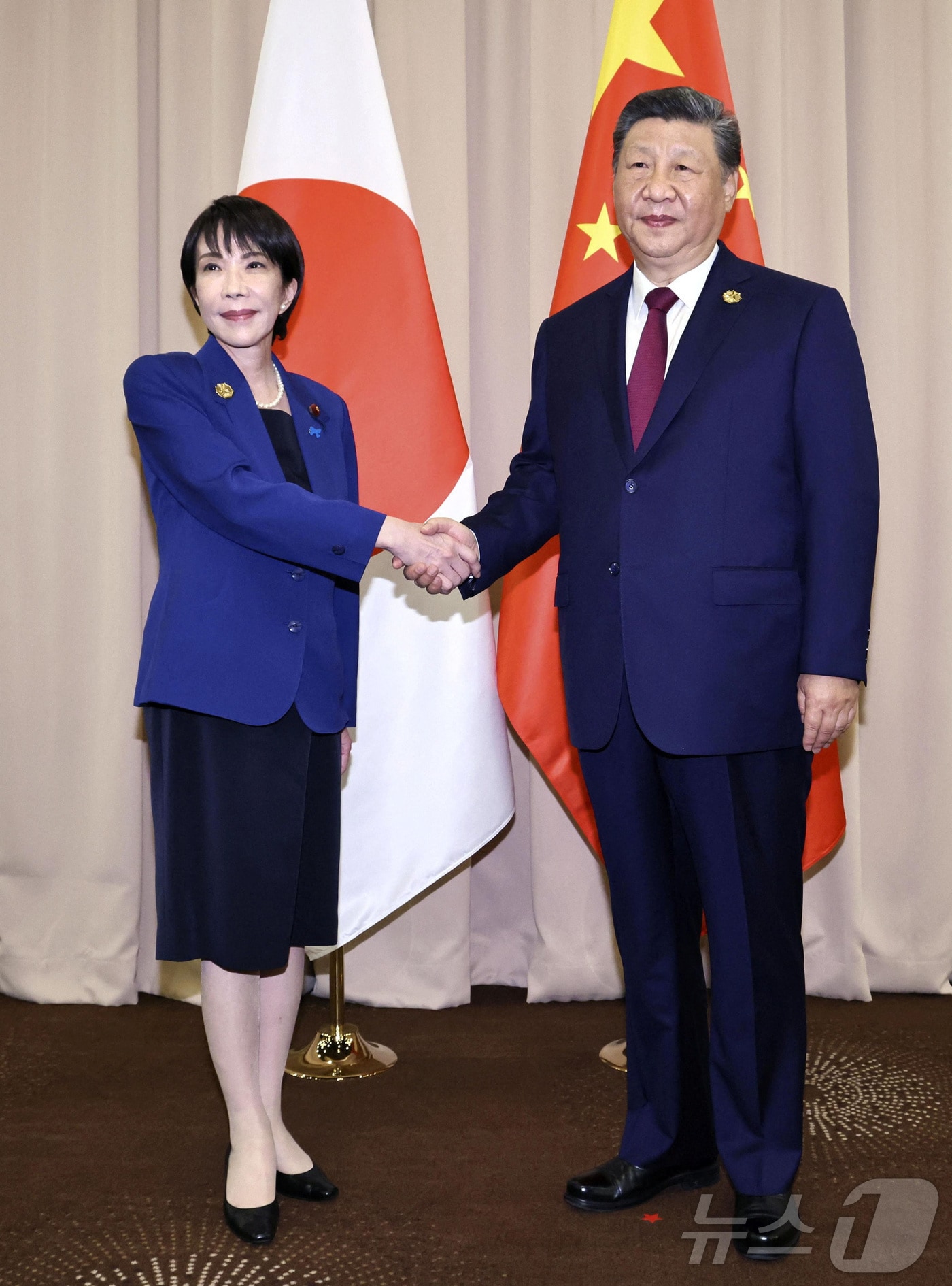 다카이치 사나에 일본 총리와 시진핑 중국 국가주석이 31일 경주 아시아태평양경제협력체(APEC) 정상회의를 계기로 열린 중일 정상회담에서 악수를 나누고 있다. 2025.10.31. ⓒ 로이터=뉴스1